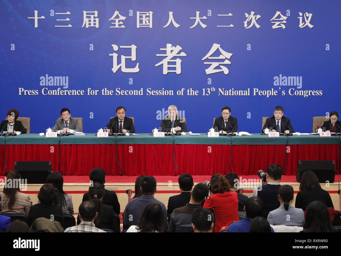 (190311) -- Pechino, 11 marzo 2019 (Xinhua) -- il Ministro della scienza e della tecnologia Wang Zhigang (C), il Vice Ministro della scienza e della tecnologia Li Meng (terza R), direttore generale del dipartimento di pianificazione strategica del ministero Xu Jing (3 L), Direttore Generale del Dipartimento di Politica, Regolamento e sistema di innovazione del ministero egli Defang (2R), e il direttore generale del dipartimento di allocazione delle risorse e la gestione del ministero Zhang Xiaoyuan (2 L), partecipare a una conferenza stampa su "valorizzare la Cina un paese di innovatori" per la seconda sessione del XIII Congresso Nazionale del Popolo (NP Foto Stock