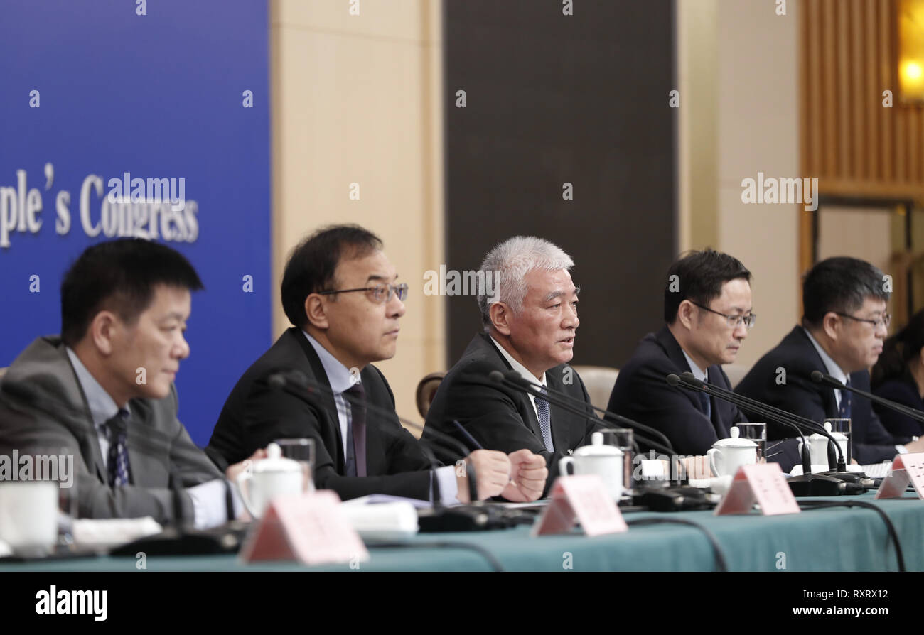 (190311) -- Pechino, 11 marzo 2019 (Xinhua) -- il Ministro della scienza e della tecnologia Wang Zhigang (C), il Vice Ministro della scienza e della tecnologia Li Meng (2R), direttore generale del dipartimento di pianificazione strategica del ministero Xu Jing (2 L), Direttore Generale del Dipartimento di Politica, Regolamento e sistema di innovazione del ministero egli Defang (1R), e il direttore generale del dipartimento di allocazione delle risorse e la gestione del ministero Zhang Xiaoyuan (1L), partecipare a una conferenza stampa su "valorizzare la Cina un paese di innovatori" per la seconda sessione del XIII Congresso Nazionale del Popolo (NP Foto Stock