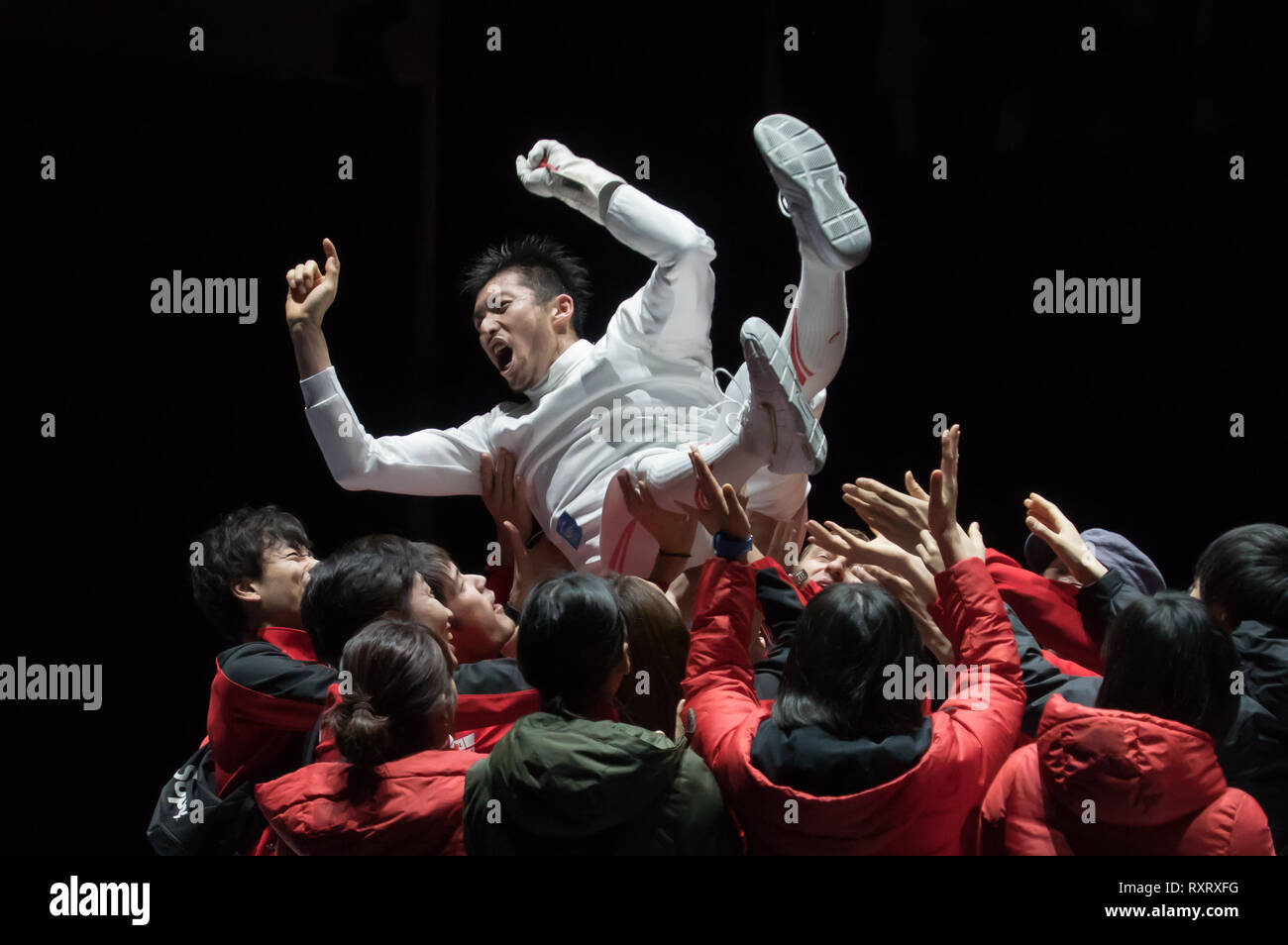 Budapest. Decimo Mar, 2019. Minobe Kazuyasu (superiore) del Giappone festeggia con i compagni di squadra dopo aver vinto la finale di uomini Westend Epee Grand Prix Budapest in Budapest, Ungheria il 10 marzo 2019. Minobe Kazuyasu battuto Andrea Santarelli dell Italia 15-12 e rivendicato il titolo. Credito: Attila Volgyi/Xinhua/Alamy Live News Foto Stock