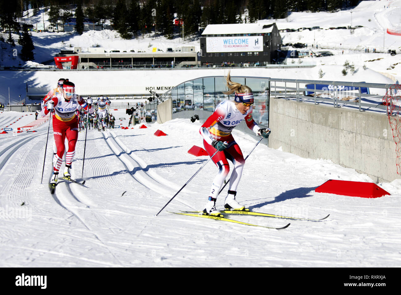 Oslo, Norvegia. Decimo Mar, 2019. Therese Johaug (R) di Norvegia conduce durante la donna 30km mass start classico appuntamento presso il Cross-Country FIS Coppa del Mondo a Oslo, Norvegia, 10 marzo 2019. Therese Johaug rivendicato il titolo in un tempo di 1 ora, 18 minuti e 54,5 secondi. Credito: Liang Youchang/Xinhua/Alamy Live News Foto Stock