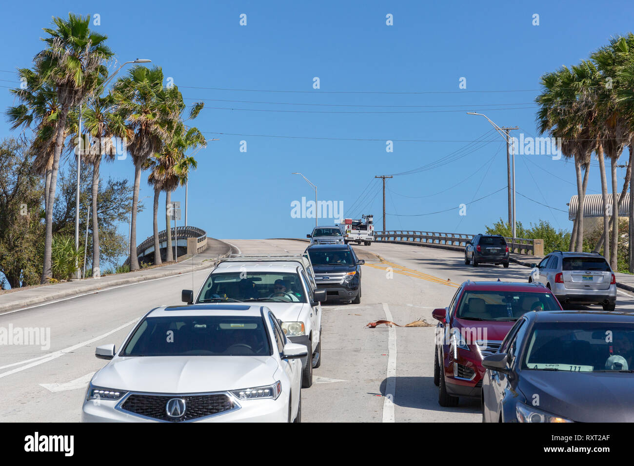 Auto su un ponte Foto Stock