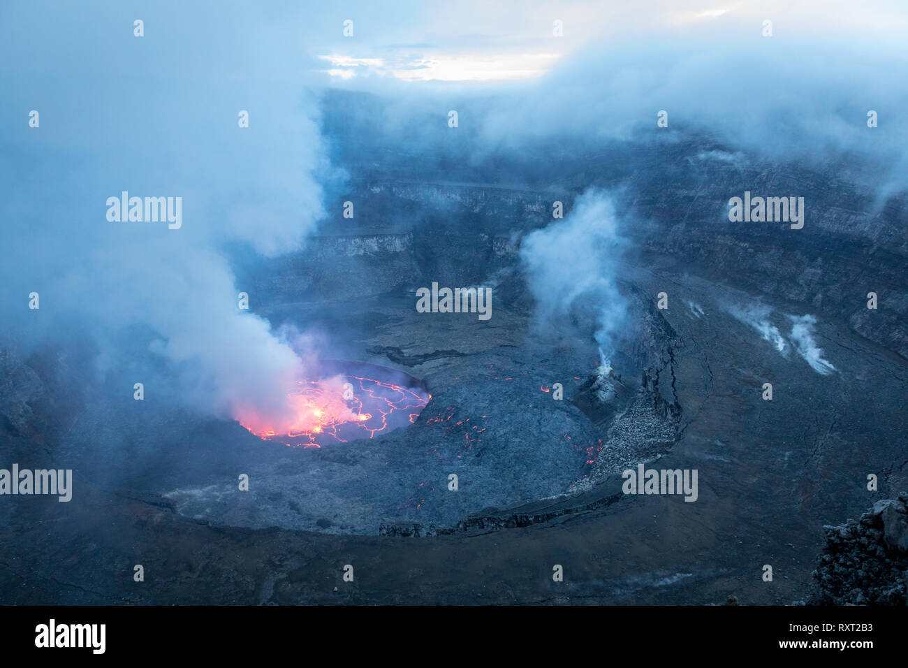 Il lago di lava alla sommità del vulcano Nyiragongo nella Repubblica democratica del Congo Foto Stock