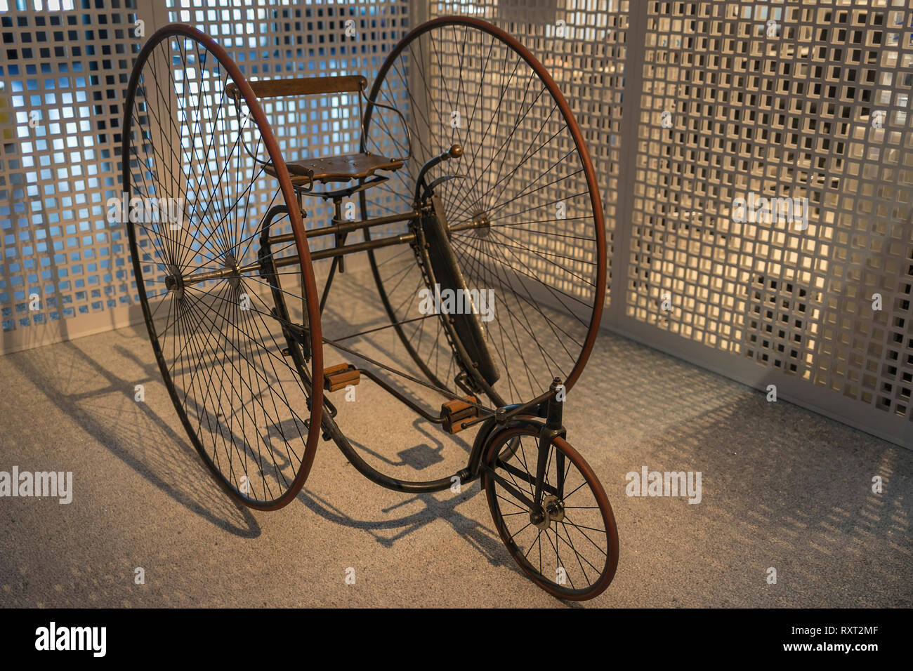 Vecchia bicicletta o vintage vecchio triciclo. Triciclo vintage, vecchio di  triciclo Foto stock - Alamy