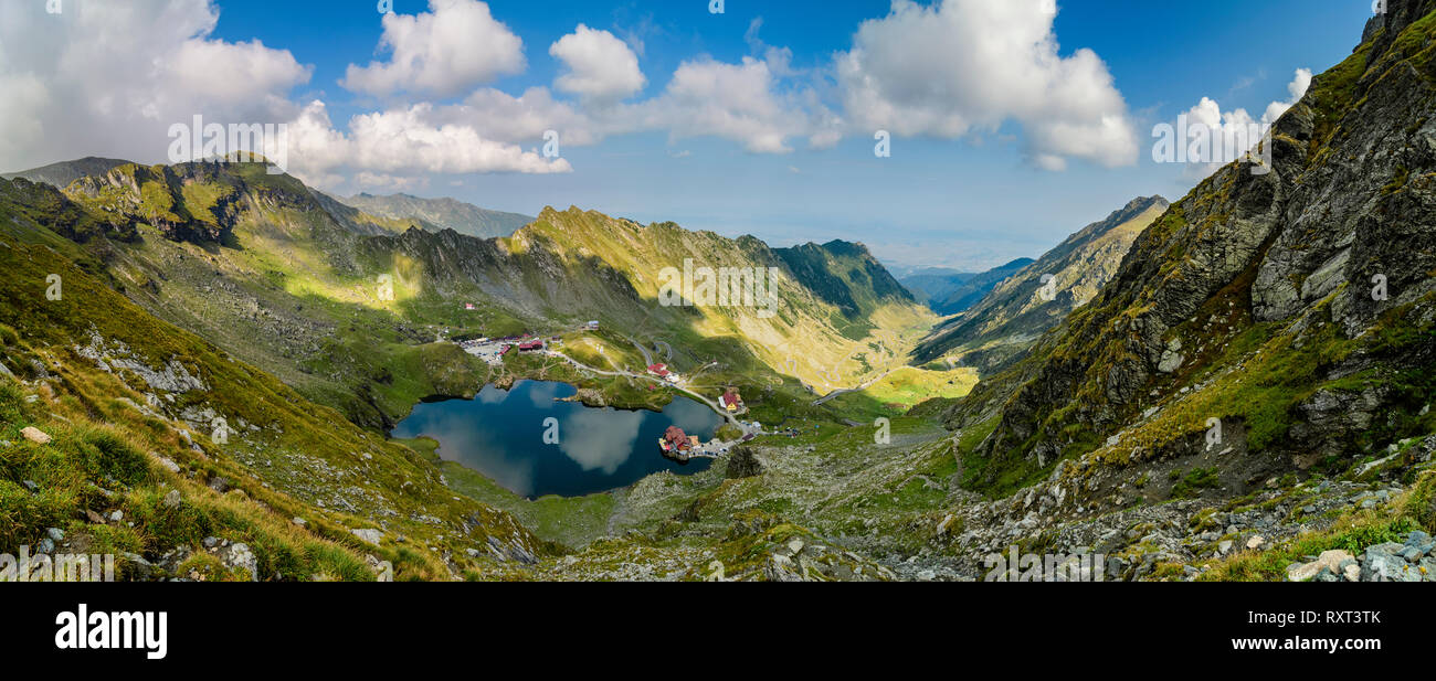 Vista aerea del lago Balea nei Carpazi romeni. Foto Stock