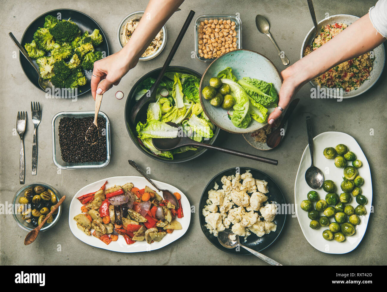 Sani piatti Vegan e donna mani miscelazione degli ingredienti sulla piastra Foto Stock