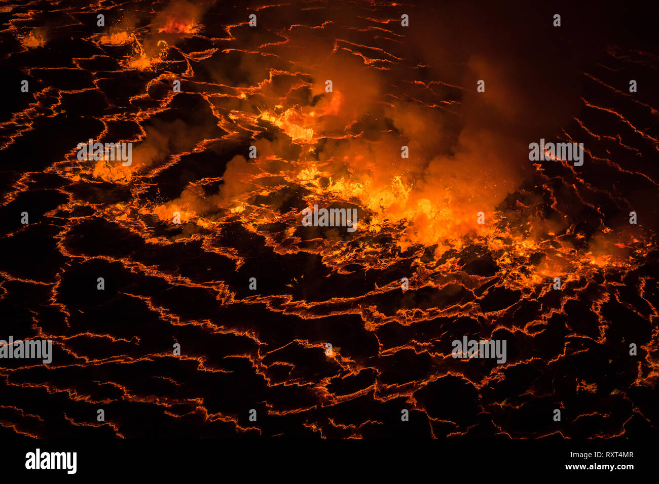 Il lago di lava alla sommità del vulcano Nyiragongo nella Repubblica democratica del Congo Foto Stock