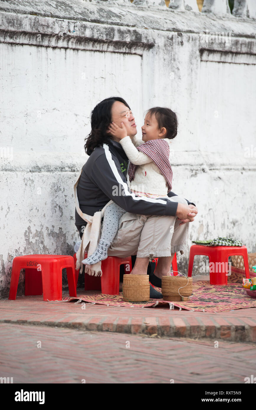 Luang Prabang - daily alms cerimonia di consegna Foto Stock