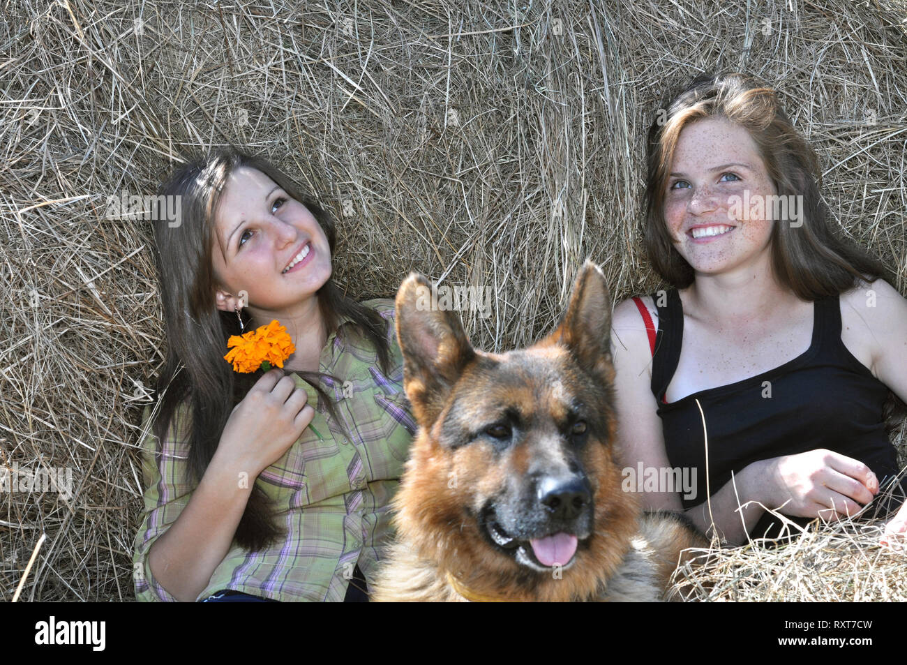 Due ragazze adolescenti rilassante nel villaggio del giorno di estate Foto Stock