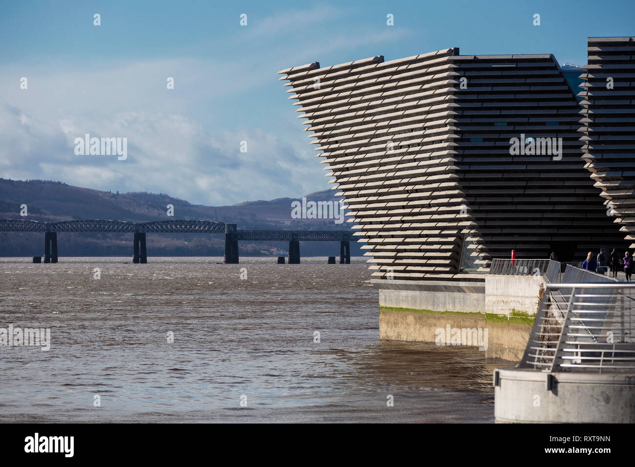 Il Cliff design forma di V&un museo a strapiombo sul fiume Tay in Dundee con il Tay ponte ferroviario in background. Foto Stock