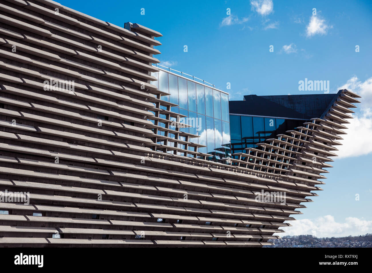 Piegandovi sopra il fiume Tay come una magnifica nave, V&un museo di Dundee. Foto Stock