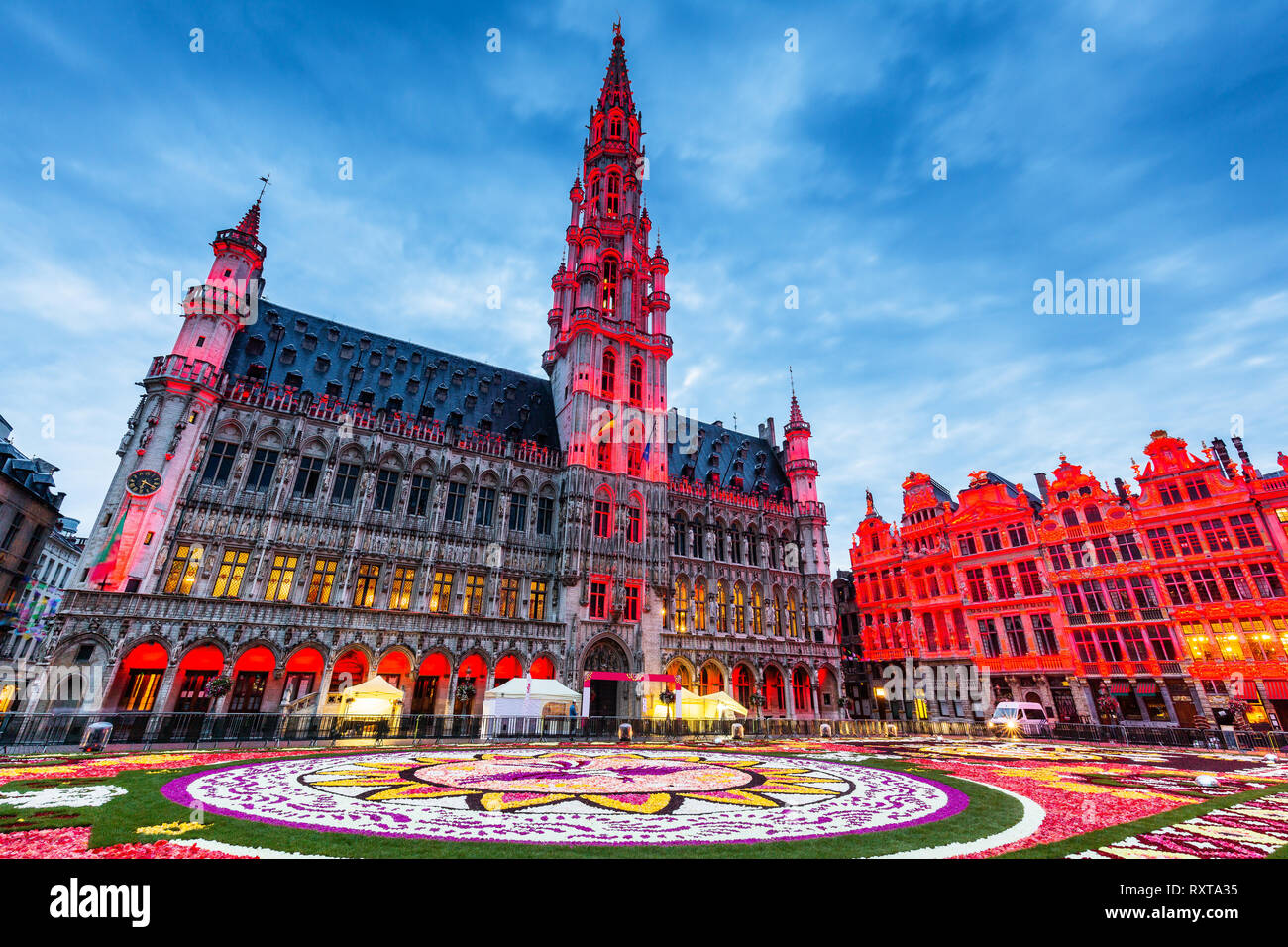 Bruxelles, Belgio. Grand Place durante 2018 tappeto di fiori festival. Il tema di quest'anno è il Messico. Foto Stock