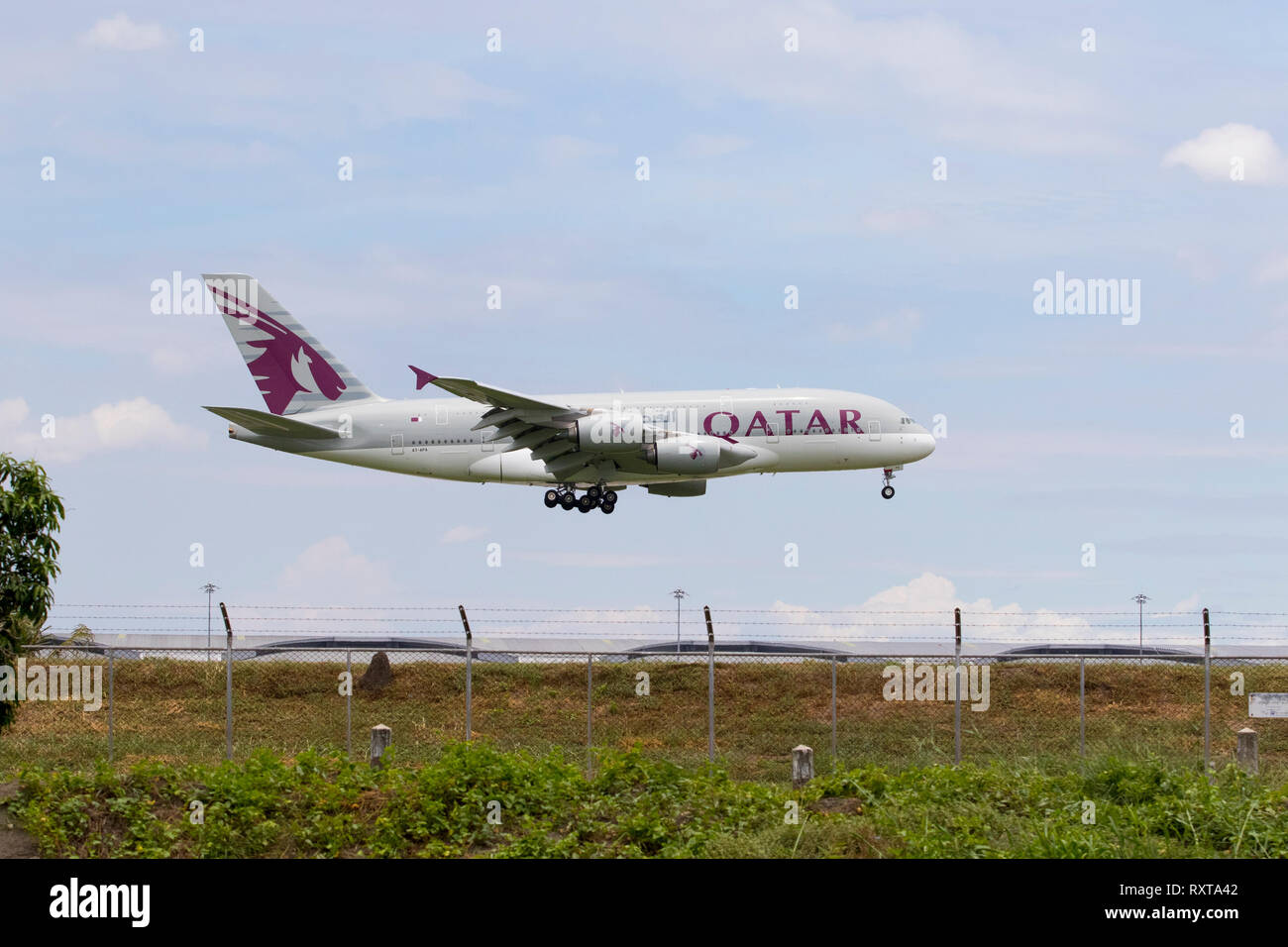 BANGKOK IN THAILANDIA - agosto 22,2015 : un airbus 380 della compagnia aerea del Qatar di avvicinamento per l'atterraggio a aeroporto savarnabhumi ,qatar una compagnia aerea di arabi aereo di linea Foto Stock