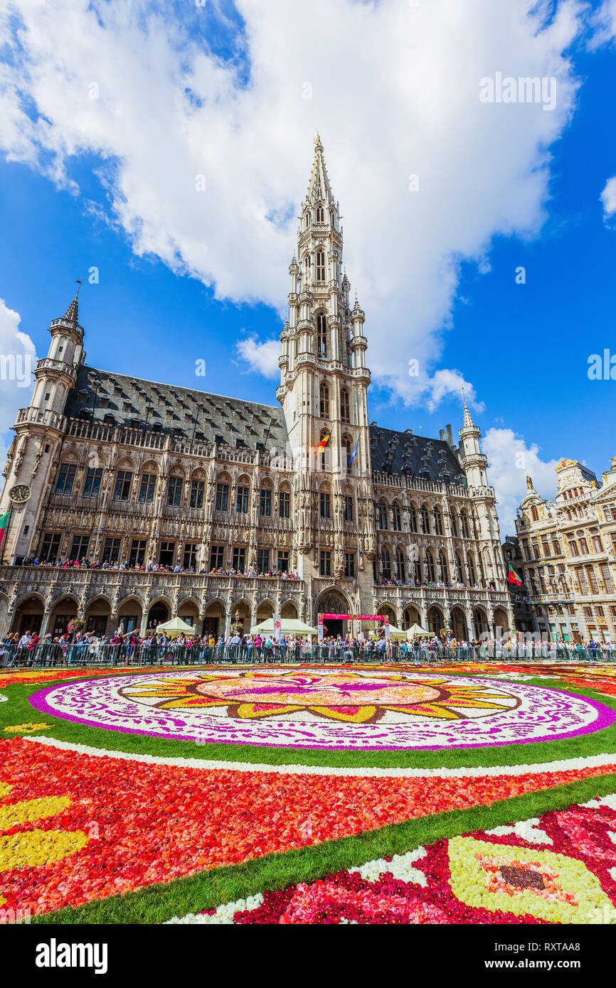 Bruxelles, Belgio - Agosto 17, 2018: Grand Place durante il tappeto di fiori festival. Il tema di quest'anno è il Messico. Foto Stock
