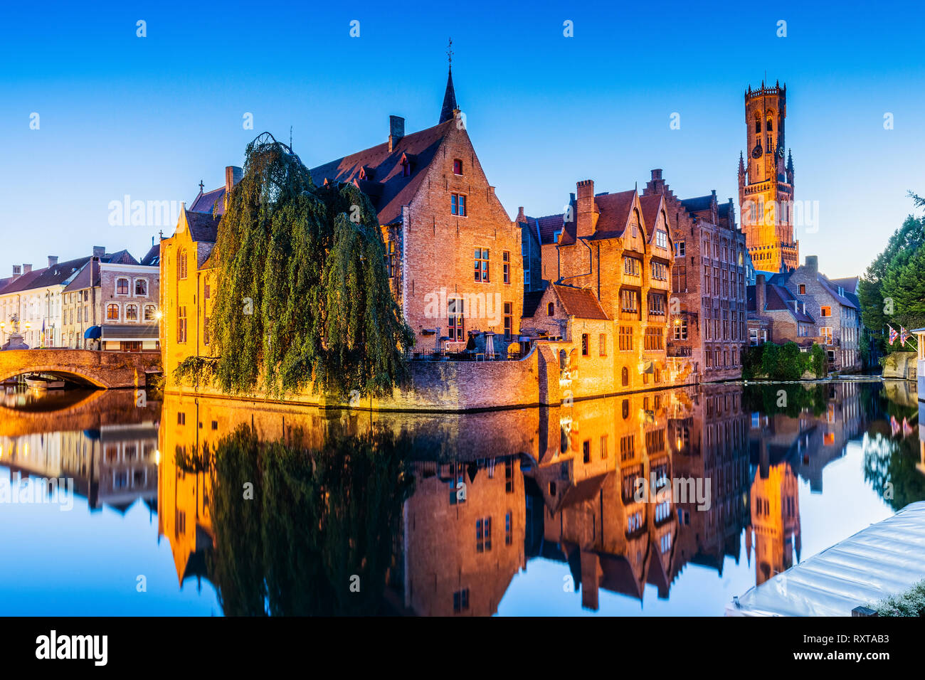 Bruges, Belgio. Il canale di Rozenhoedkaai in Bruges con il campanile in background. Foto Stock