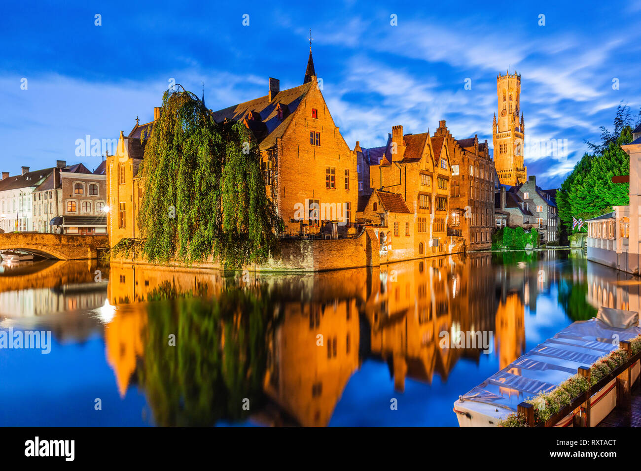 Bruges, Belgio. Il canale di Rozenhoedkaai in Bruges con il campanile in background. Foto Stock