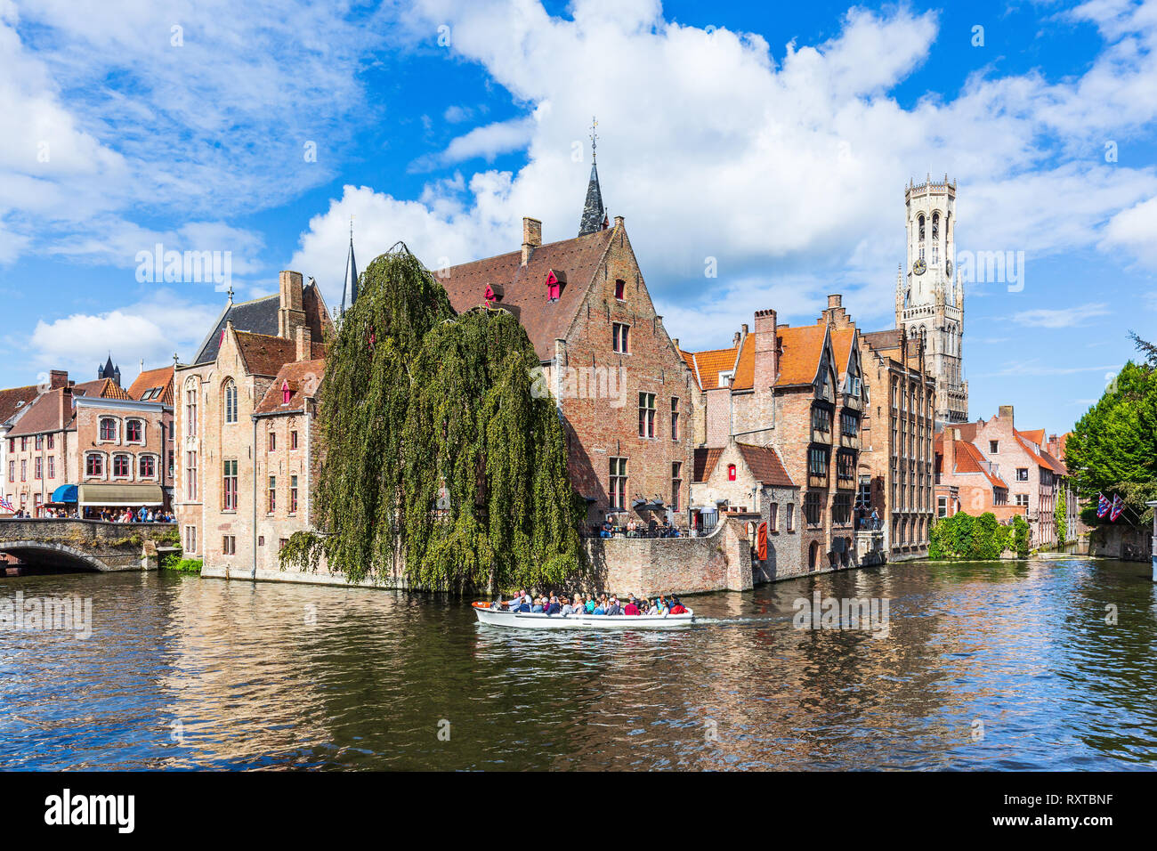 Bruges, Belgio. Il canale di Rozenhoedkaai in Bruges con il campanile in background. Foto Stock