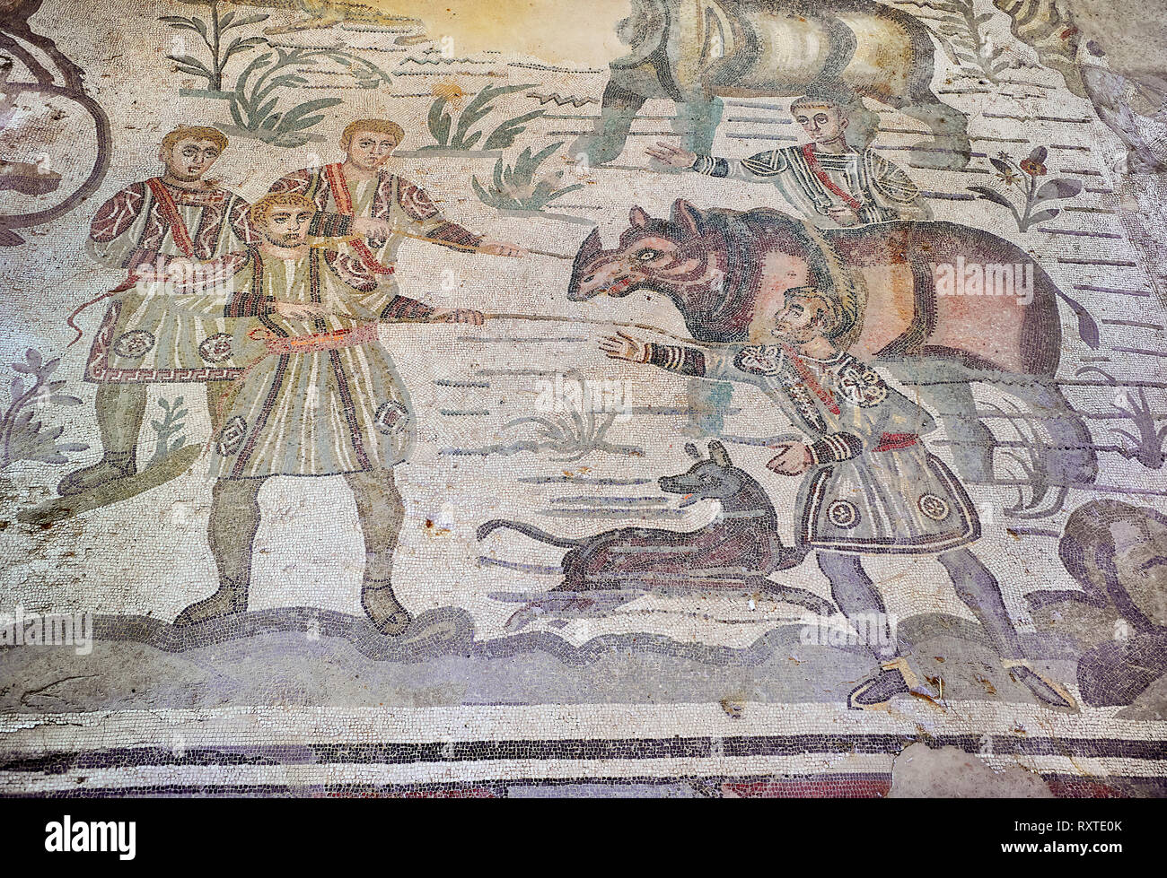 Ambulacro della grande caccia mosaico romano, rhino essendo caricato su una nave, la camera No 28, presso la Villa Romana del Casale, primo quarto del quarto centur Foto Stock