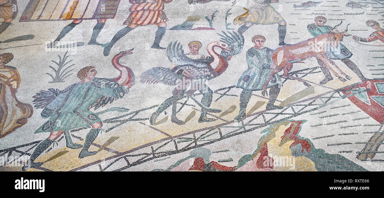 Ambulacro della grande caccia mosaico romano, uccelli africani sono caricate su una nave, la camera No 28, presso la Villa Romana del Casale, nel primo trimestre del 4° Foto Stock