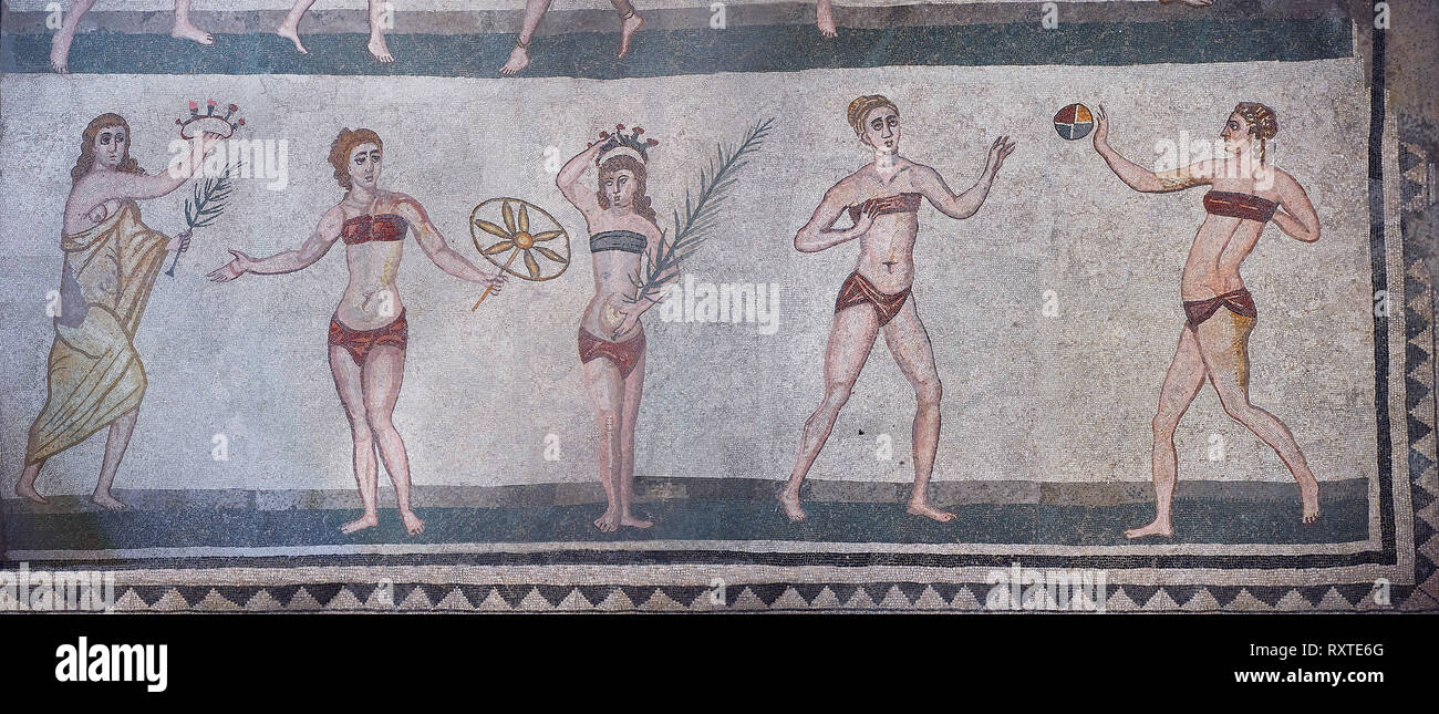 Foto panoramiche di mosaici romani della sala dei dieci ragazze Bikini raffiguranti donne romane in una competizione atletica, camera n. 30, a La Villa Foto Stock