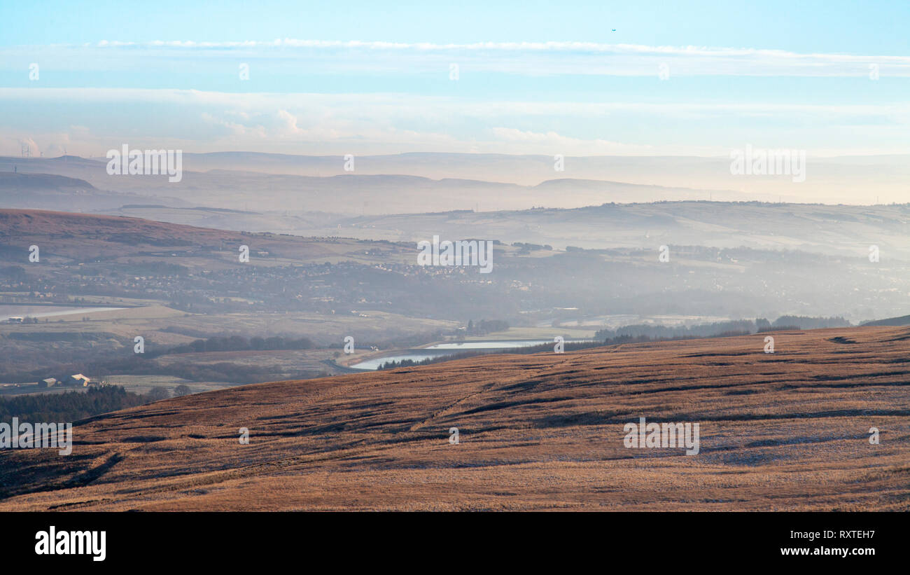 La vista attraverso le brughiere verso il villaggio di Belmont, presa dalla cima della collina di inverno Foto Stock