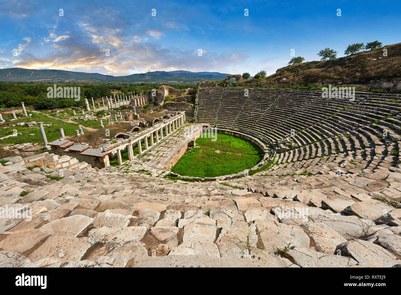 Teatro romano di Aphrodisias dedicata ad Afrodite e la gente della città da Julius Zoilos nella seconda metà del primo secolo A.C. Sedi oltre 8000 pe Foto Stock