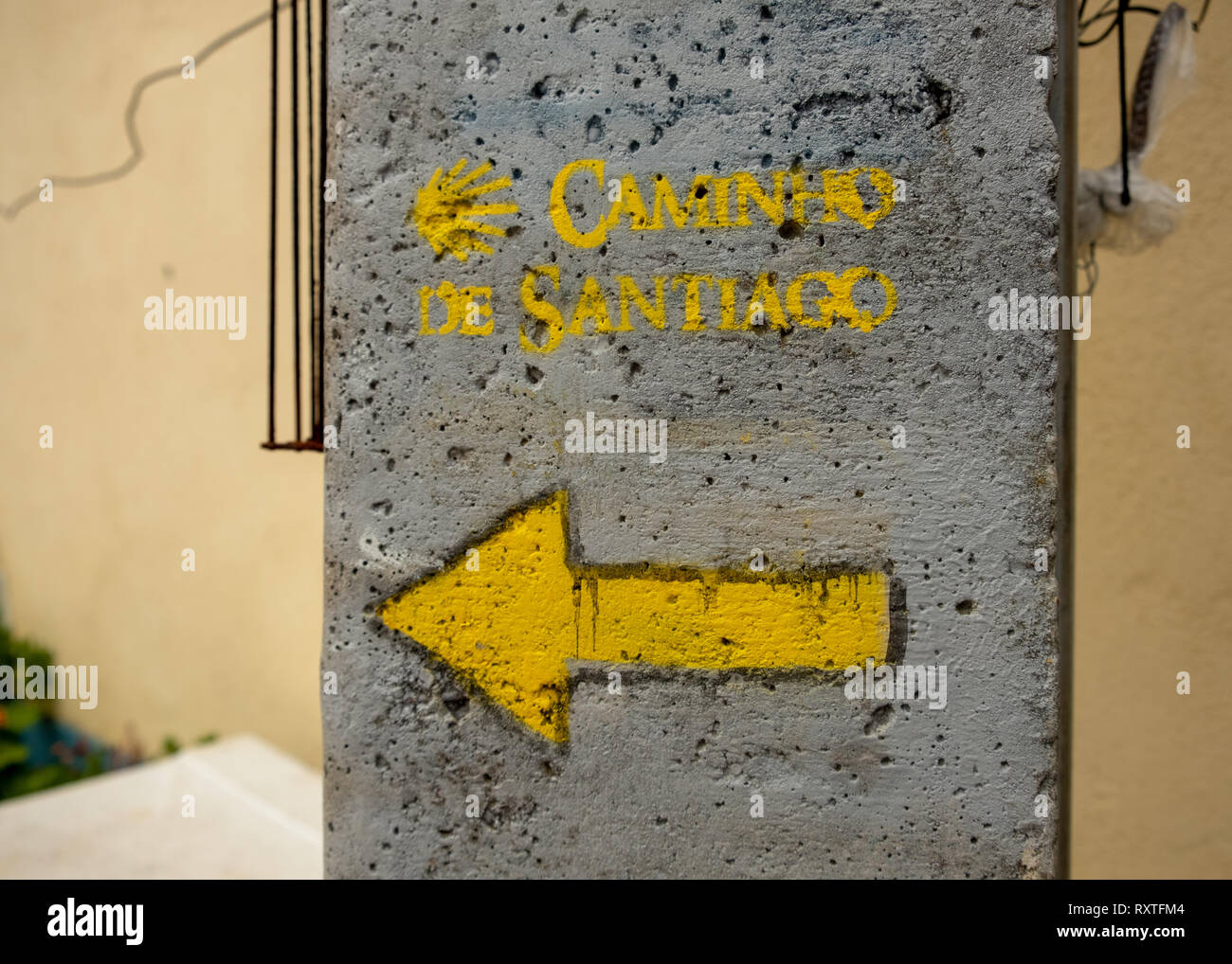 Freccia che indica il Caminho de Santiago (titolo di St James) in Portogallo in un pilastro di calcestruzzo Foto Stock