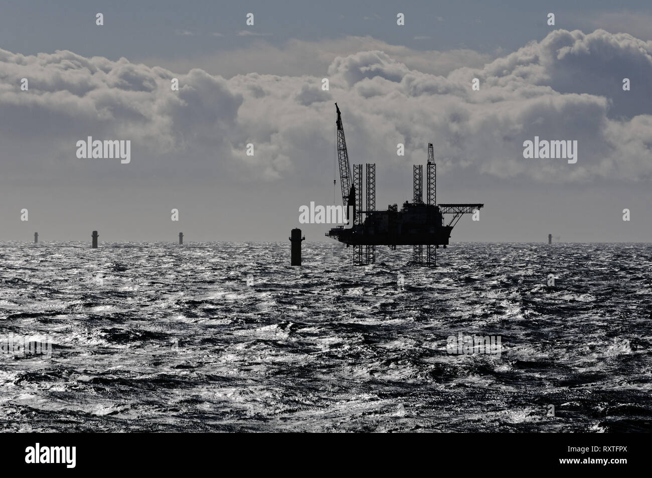 Il jack-up alloggio imbarcazione GMS adoperano visto all'Ørsted Hornsea 1 offshore wind farm nella zona centrale del Mare del Nord a largo della costa dell'Inghilterra. Foto Stock