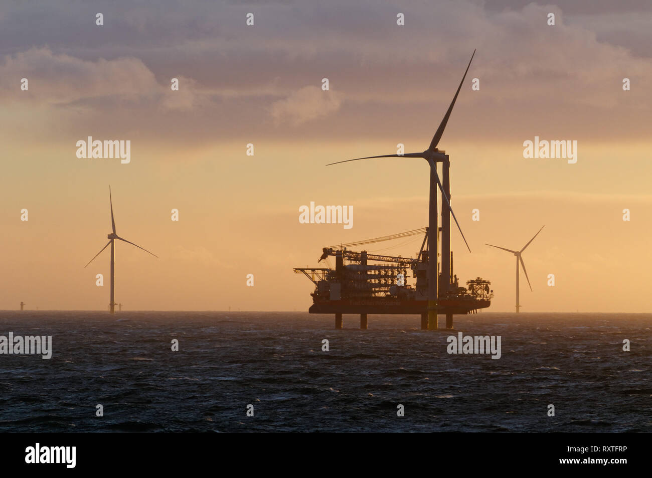 Il Jack-up costruzione nave Brave Tern installazione sulle turbine eoliche offshore al Hornsea 1 centrali eoliche offshore Foto Stock