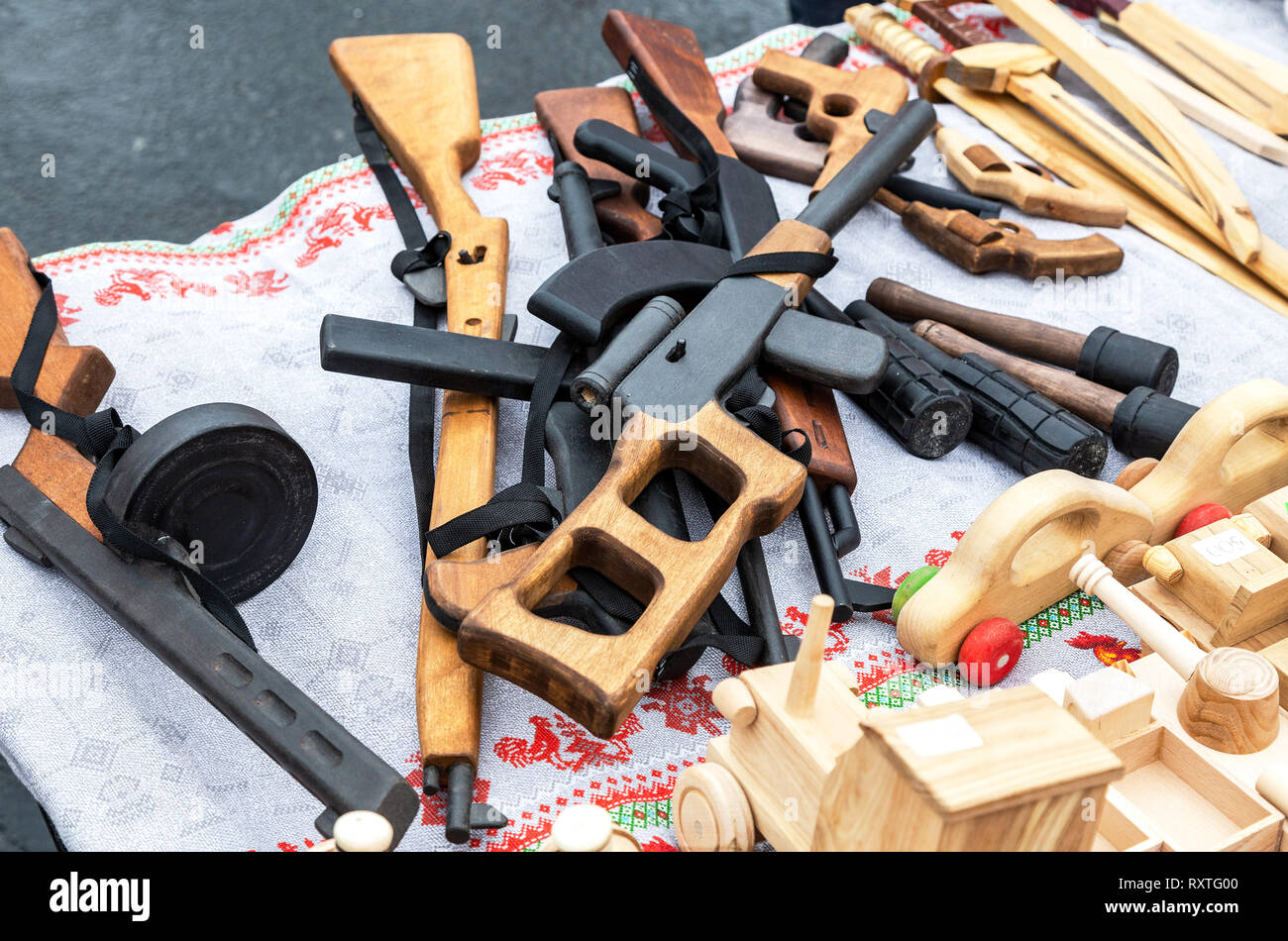Diversi in legno fatti a mano pistole giocattolo, pistole per bambini Foto Stock