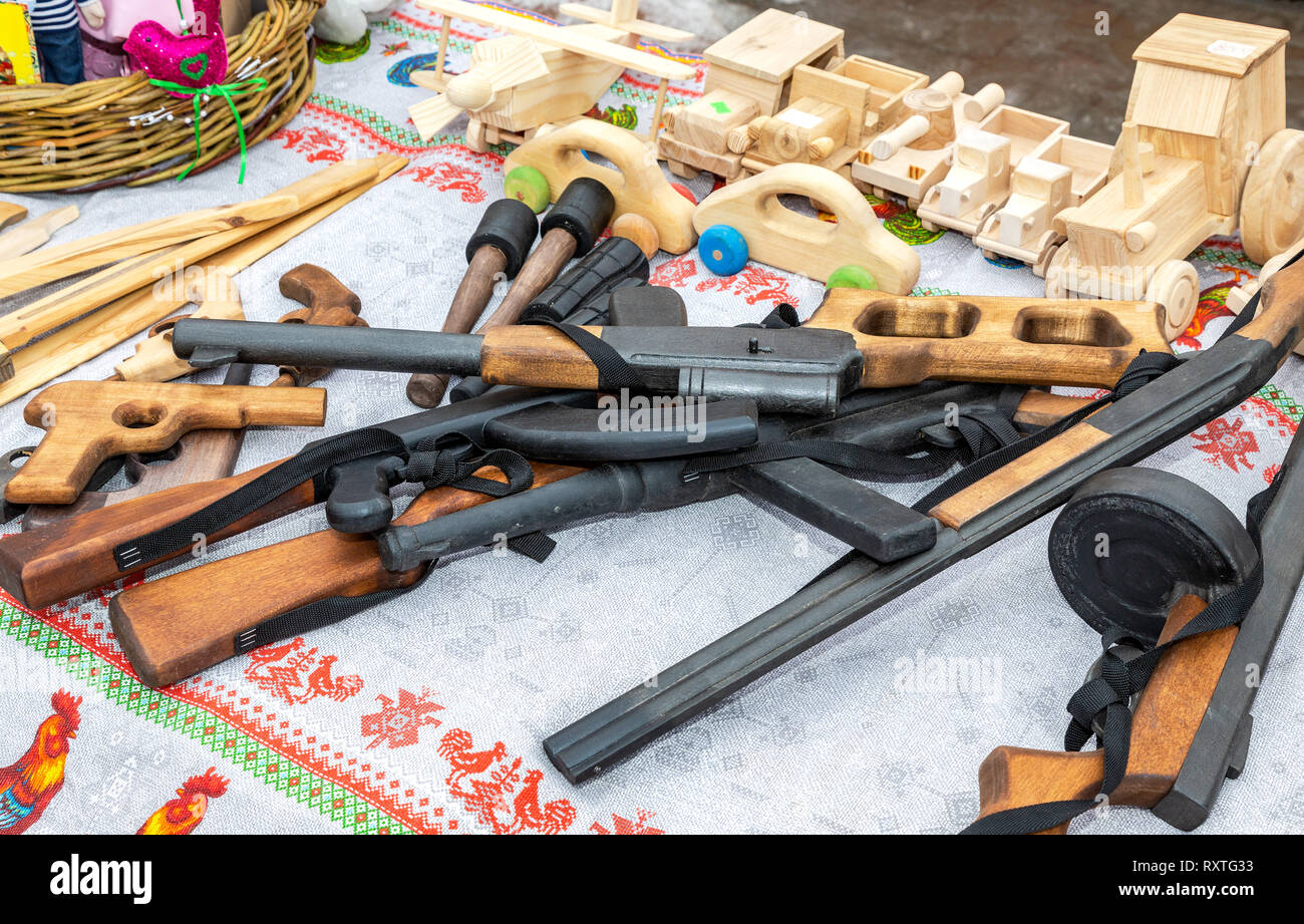 Diversi in legno fatti a mano pistole giocattolo, pistole per bambini Foto Stock