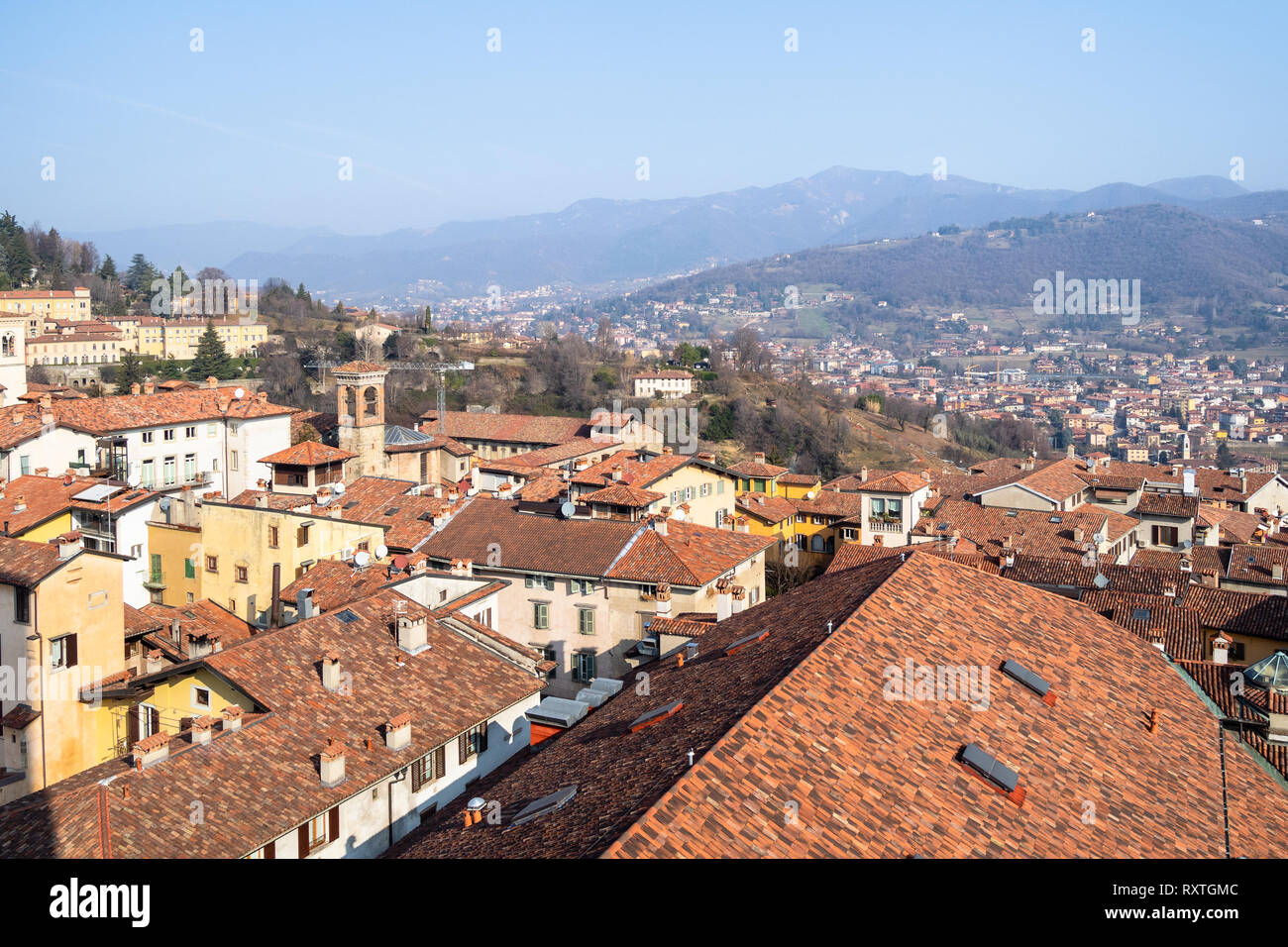 Viaggiare in Italia - al di sopra di vista del nord della città di Bergamo con il monastero di Sant'Agata e Alpi montagna da Campanone (Torre civica) torre campanaria in citt Foto Stock