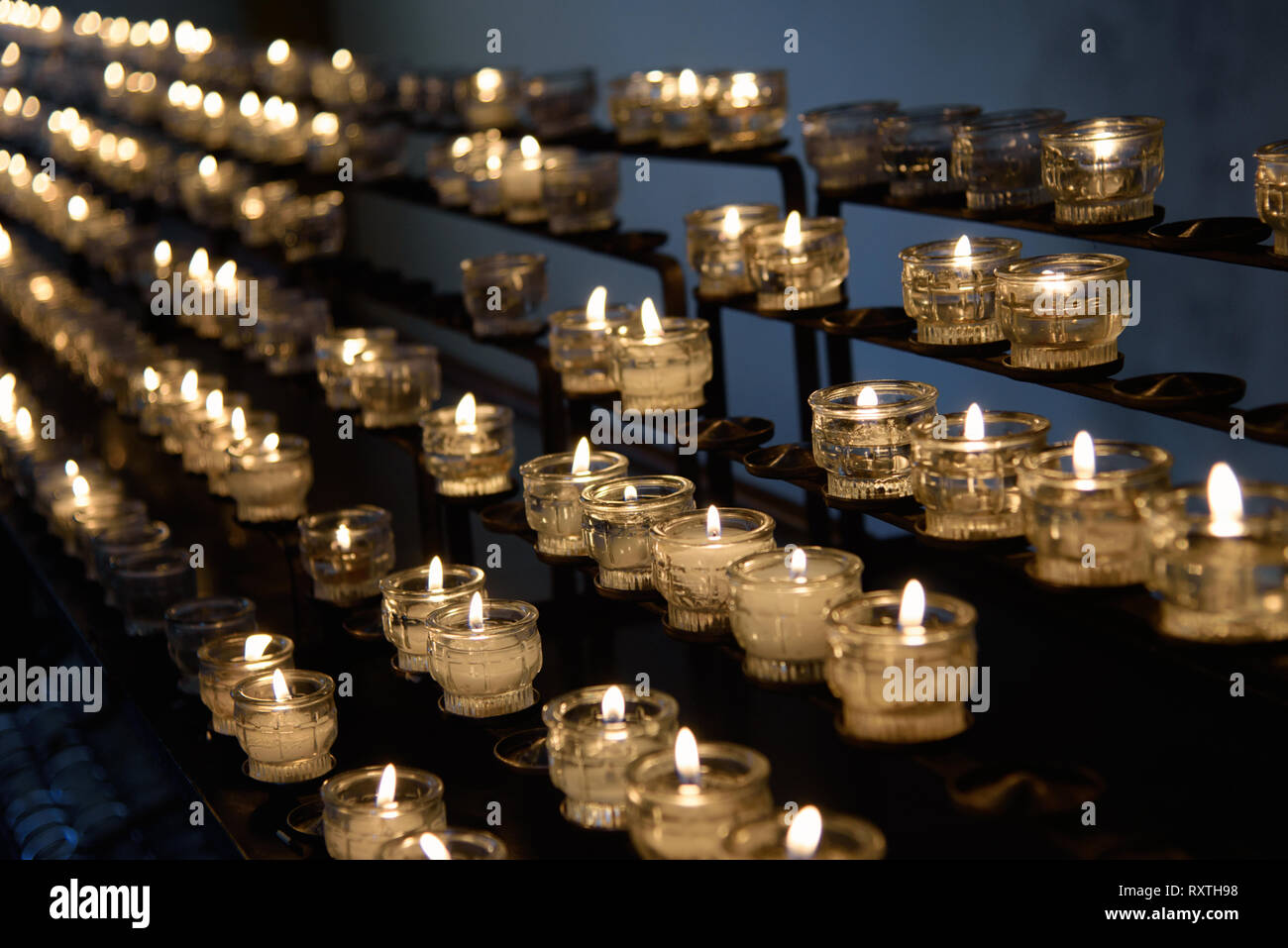 Candele in chiesa, soft focus, parzialmente sfocato, simbolo di speranza e di fede Foto Stock