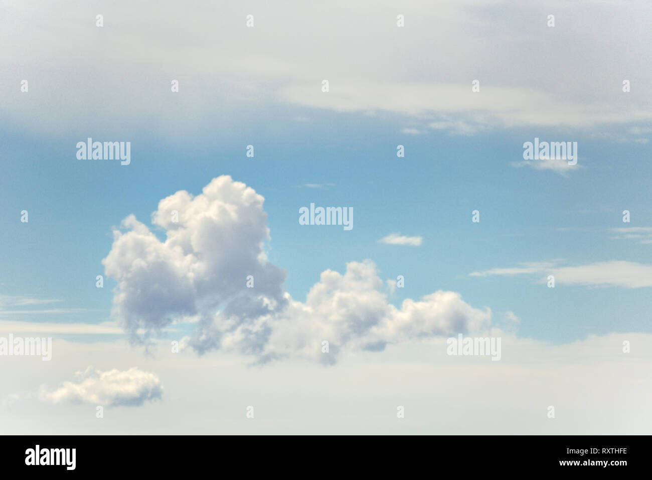 Bella soft cloudscape, nuvole bianche sul cielo blu, pastello sfondo colorato con spazio di copia Foto Stock