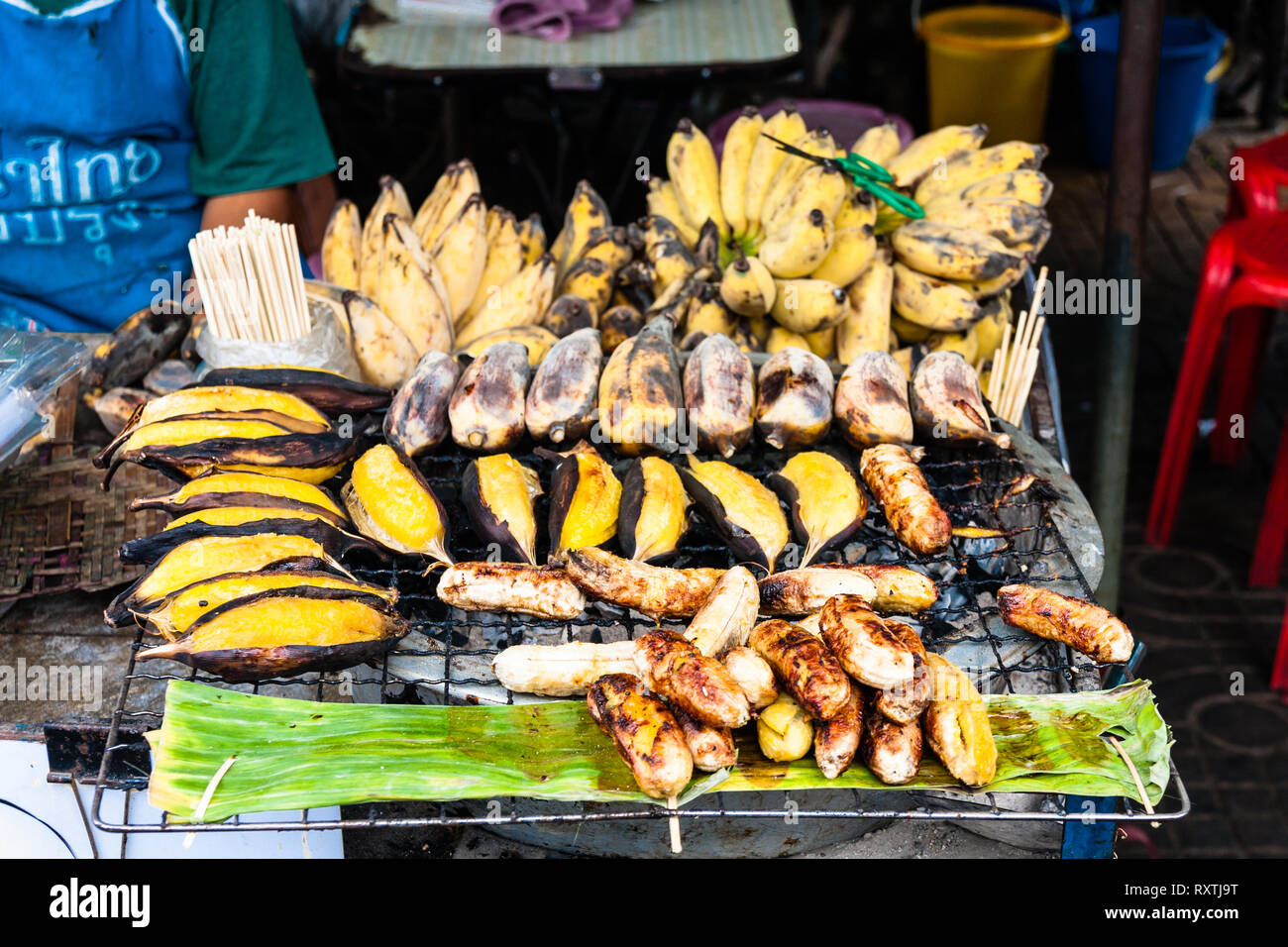 Grigliata di banane per le strade di Bangkok Foto Stock