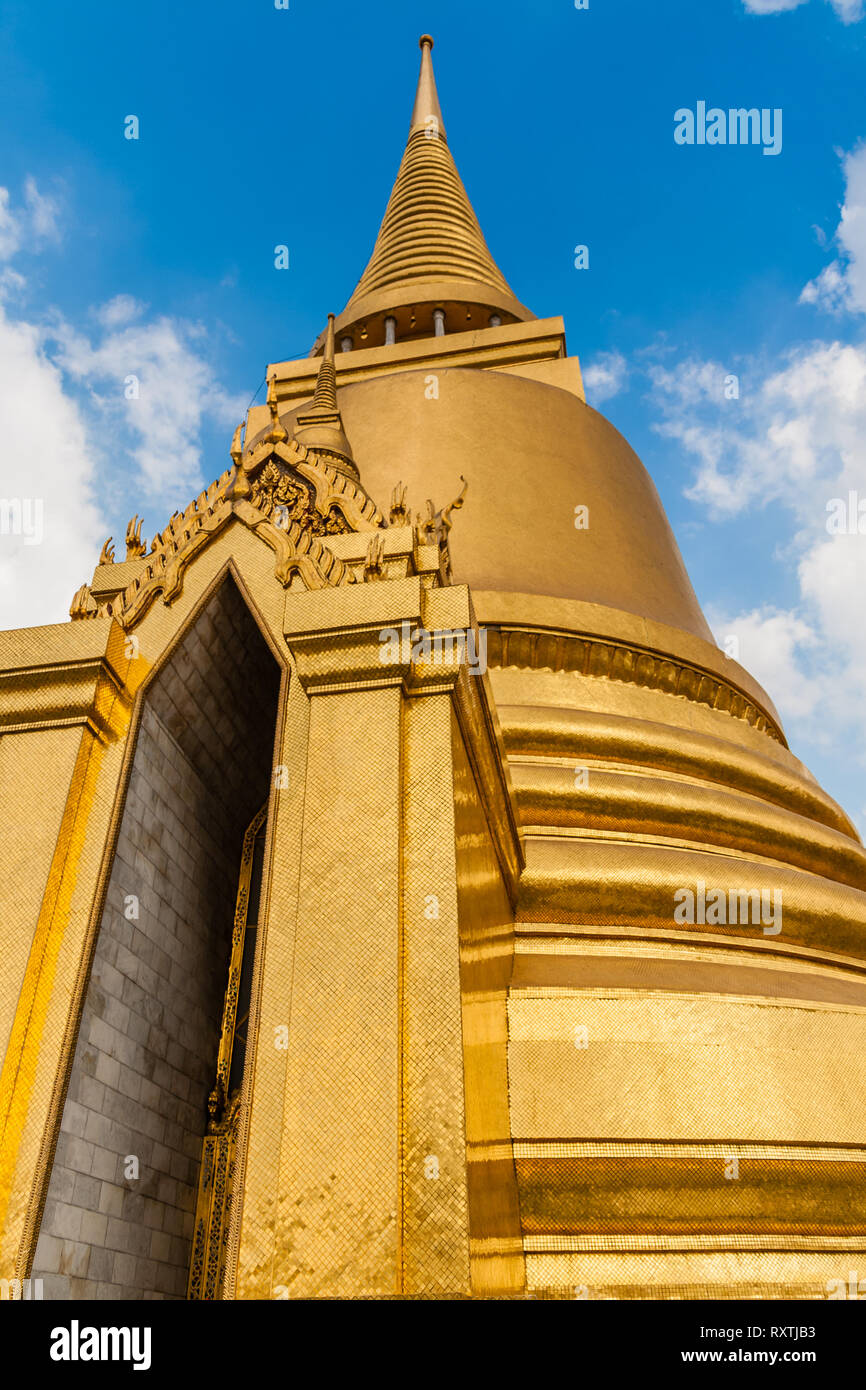 Phra Sri Rattana Chedi, uno stupa in Sri Lanka, stile nel Tempio del Buddha di Smeraldo e il Grande Palazzo, Bangkok Foto Stock