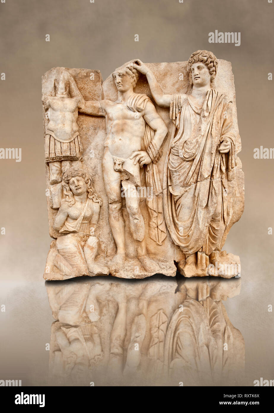 Tempio freize di un imperatore romano di essere incoronato accompagnato da un barbaro prigioniero. Aphrodisias museo archeologico, Turchia Foto Stock