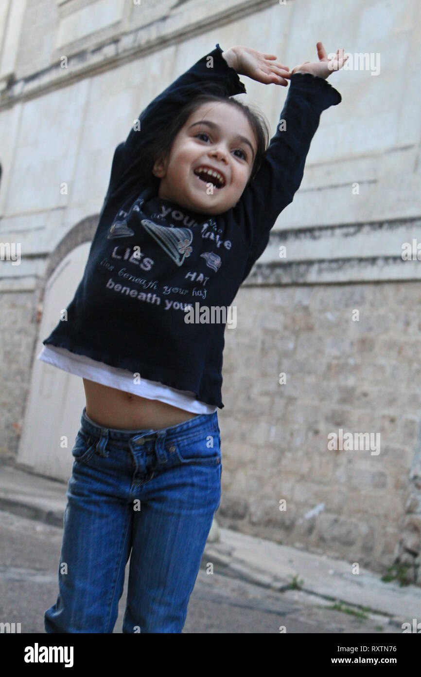 Carino bambina divertirsi nella città vecchia, a Joigny Francia Foto Stock