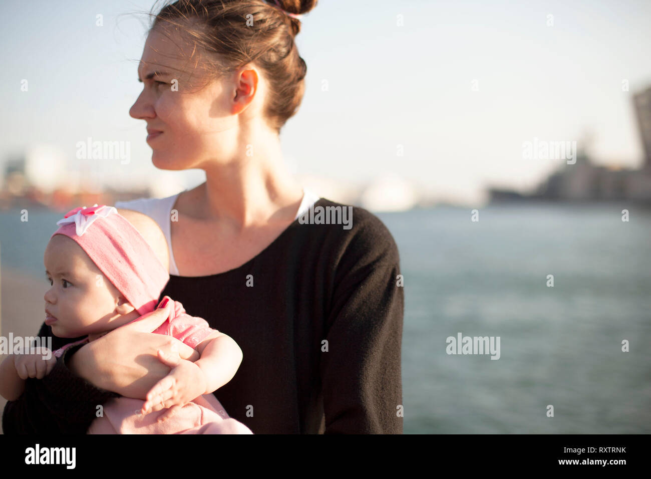La madre e il bambino ragazza gustano in vacanza Foto Stock