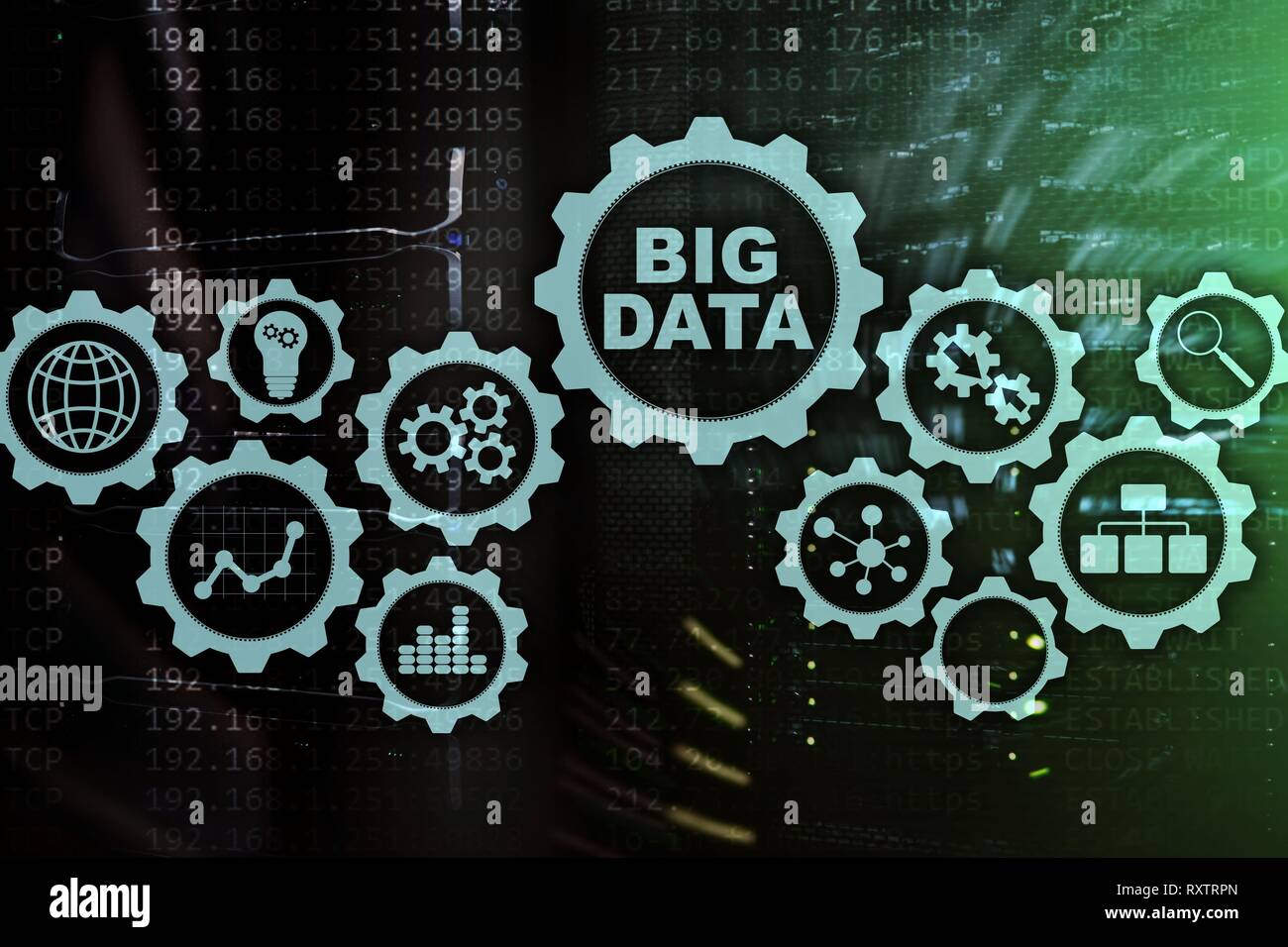 Dati di grande concetto di hi-tech e innovazione in azienda e produzione. Schermo virtuale sul server del centro dati sfondo. Foto Stock