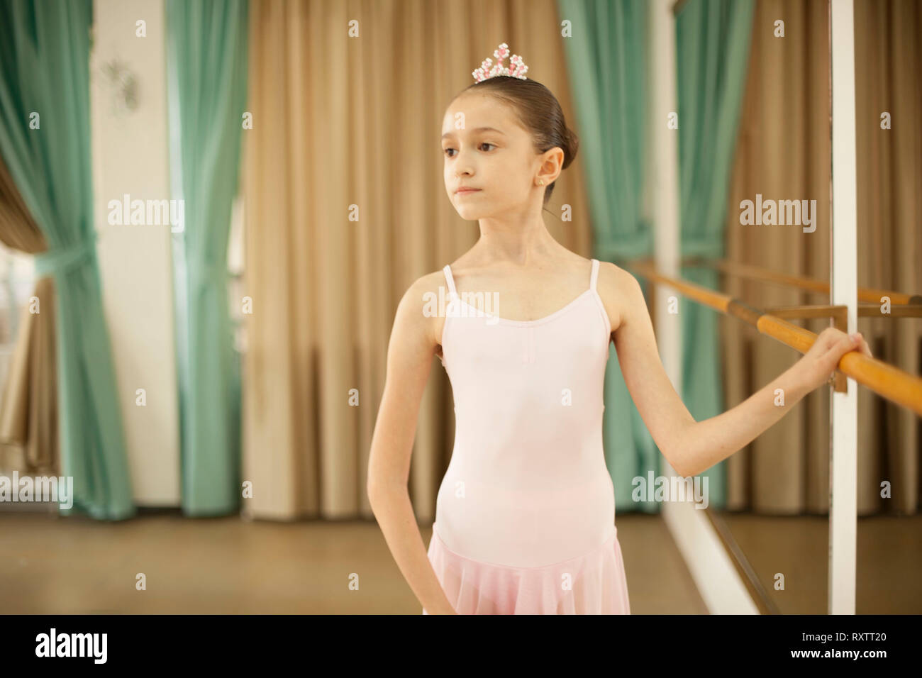 Little Ballerina in studio di balletto Foto Stock