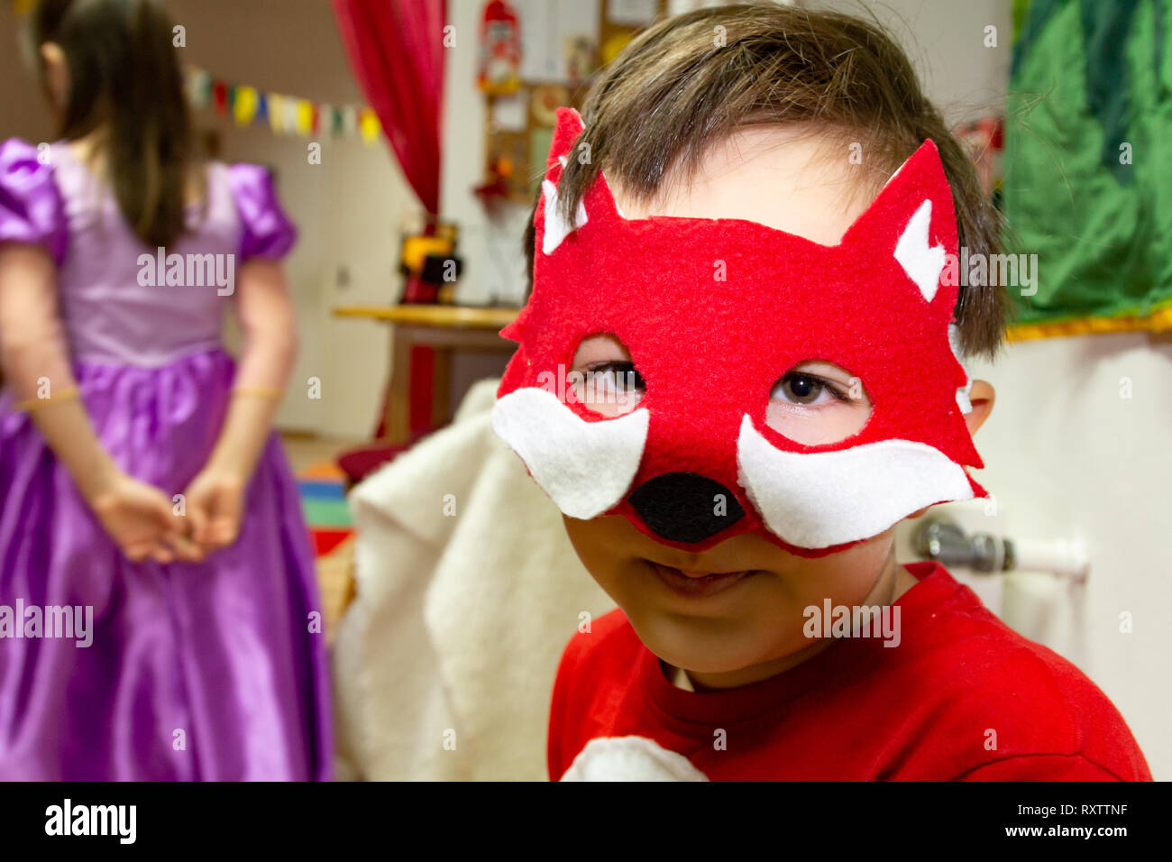Bambino in fox fancy dress maschera guardando la telecamera. Ritratto di testa. Foto Stock