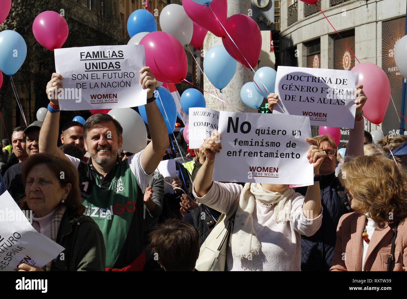 I dimostranti sono visti tenendo cartelloni e palloncini durante la dimostrazione. Le donne di tutto il mondo e altre piattaforme hanno organizzato una protesta femminista sotto lo slogan di "En femenino si y en masculino también" (sì nella femmina e maschio troppo) Due giorni dopo 8 Dimostrazione a causa della giornata internazionale della donna a Madrid Foto Stock