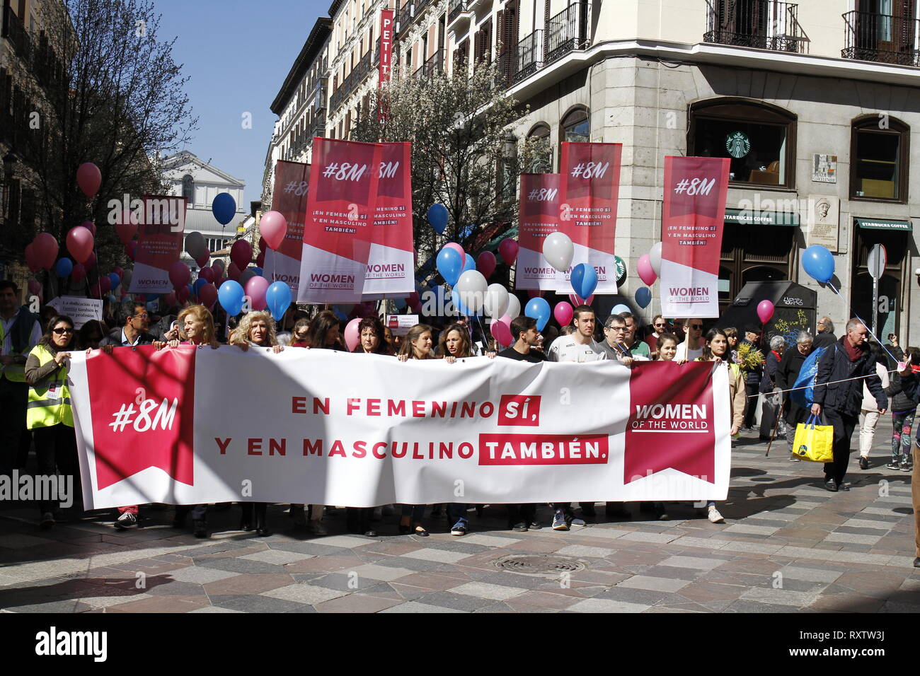 I dimostranti sono visti tenendo un banner, palloncini e cartelloni durante la protesta. Le donne di tutto il mondo e altre piattaforme hanno organizzato una protesta femminista sotto lo slogan di "En femenino si y en masculino también" (sì nella femmina e maschio troppo) Due giorni dopo 8 Dimostrazione a causa della giornata internazionale della donna a Madrid Foto Stock