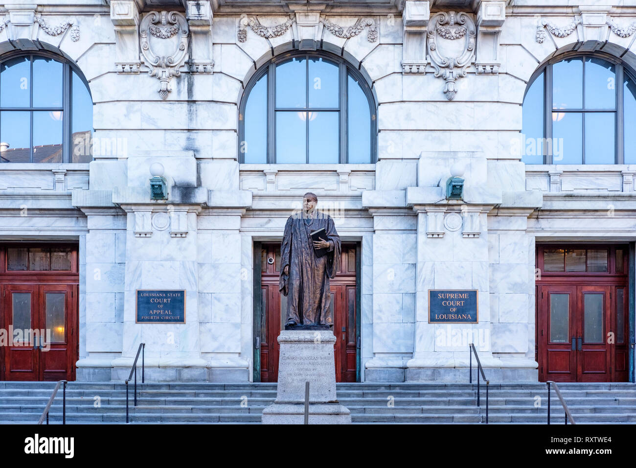 La Louisiana State corte di appello, Louisiana corte suprema edificio con statua di Edward Douglas bianco in primo piano, Royal St, New Orleans French Quar Foto Stock