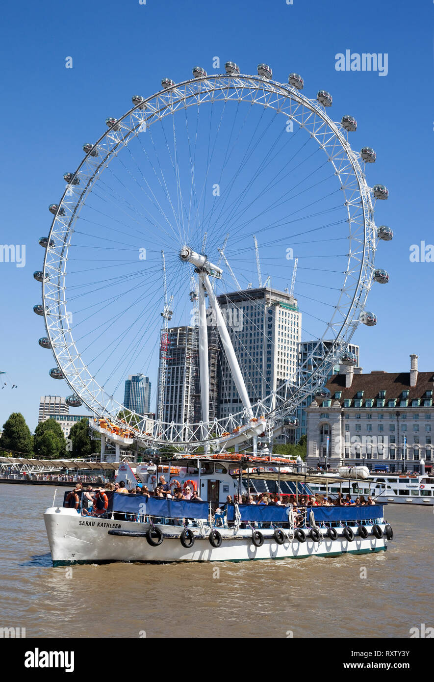 Popolare attrazione turistica, il London Eye è una gigantesca ruota panoramica sulla riva sud del fiume Tamigi. London, Regno Unito Foto Stock