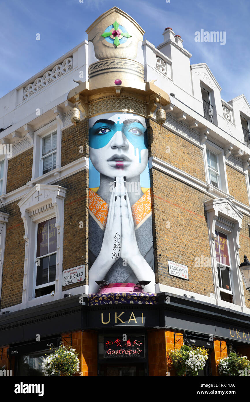 Il murale intitolato "Lady Kinoko' dall'artista Fin DAC su un edificio commerciale all'angolo di Lancaster e Portobello a Notting Hill, Londra, Regno Unito Foto Stock