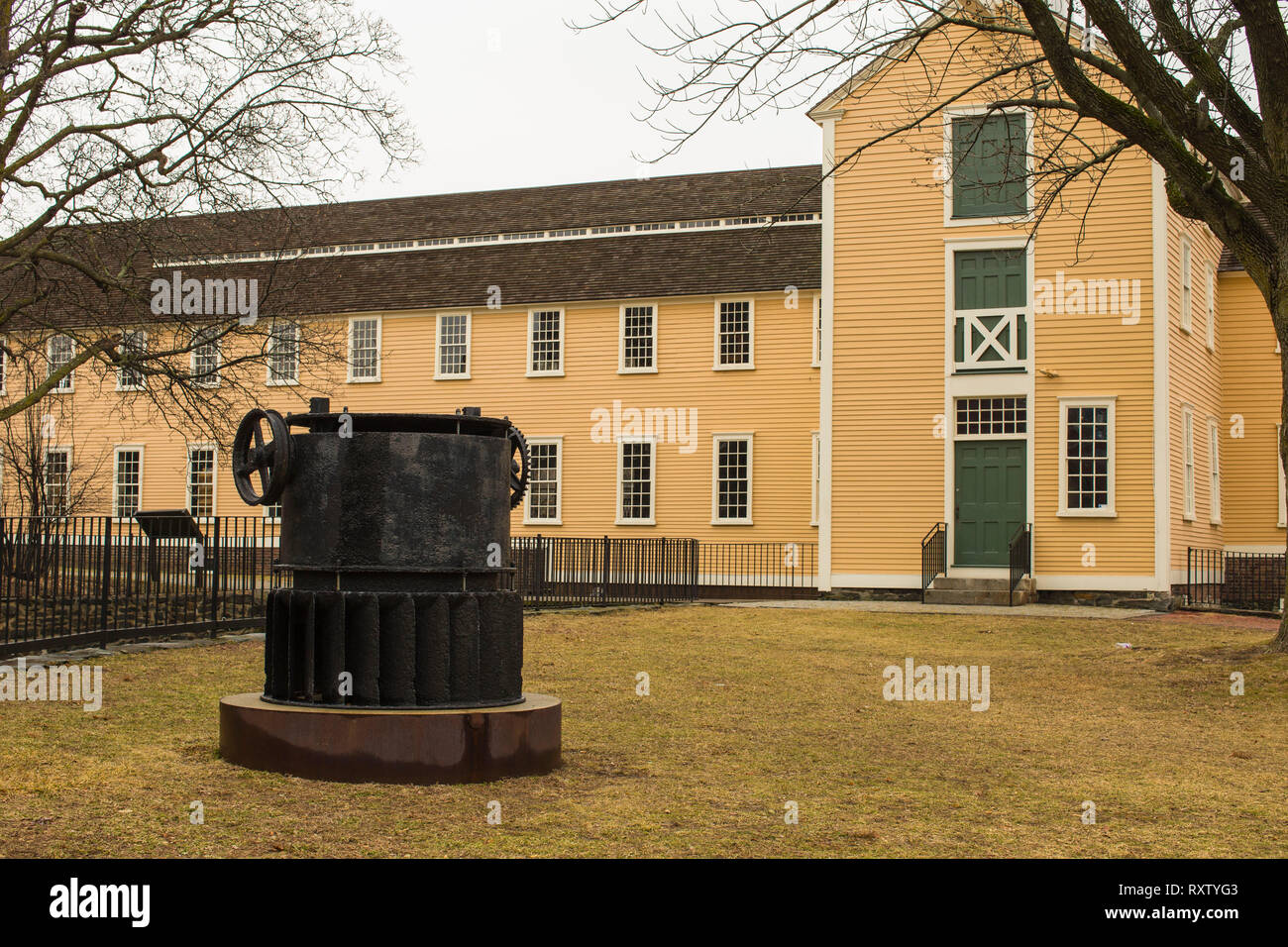 Mulino giallo edificio con turbina in primo piano Foto Stock