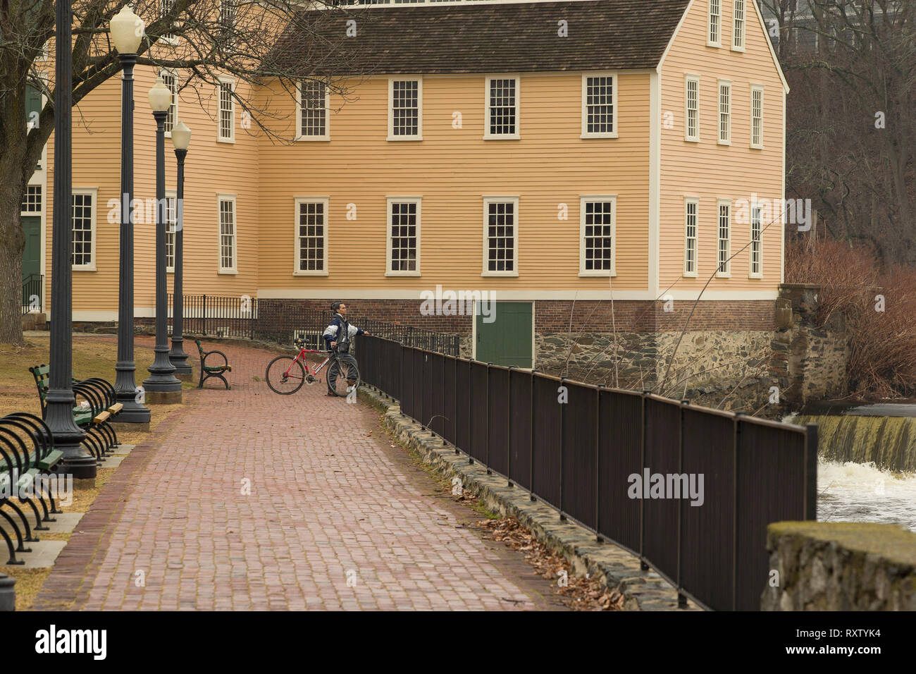 Carlos il ciclista a Slater Mill Foto Stock