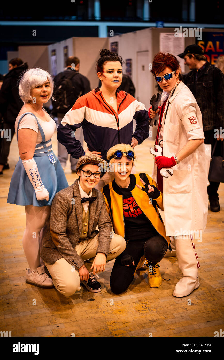Cosplayers vestiti come i loro preferiti superheros o film personaggi nel fumetto gallese Con svoltasi a Cardiff Foto Stock