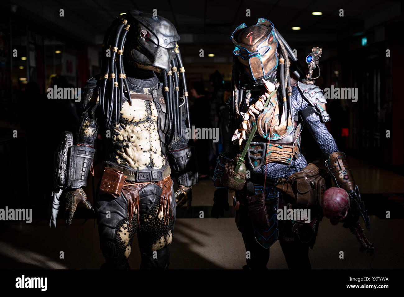 Cosplayers vestiti come i loro preferiti superheros o film personaggi nel fumetto gallese Con svoltasi a Cardiff Foto Stock